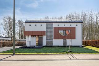 Architecturale villa met 4 slaapkamers en 2 badkamers op een prachtig perceel van bijna 18 are, met zonnepanelen en een gunstig EPC B-label...