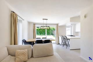 Welkom in Berlare!<br /><br />Bent u op zoek naar een perfect instapklare BEN-woning waar hedendaags wooncomfort, energiezuinigheid en een kwalitatieve afwerking hand in hand gaan? Dan is deze recente woning precies wat u zoekt.<br /><br />Gelegen nabij het centrum van Berlare, vlak bij natuur- en groengebied, geniet u hier van een rustige ligging met een vlotte verbinding naar omliggende gemeenten. Winkels, scholen en openbaar vervoer bevinden zich in de directe omgeving, terwijl ook het Donkmeer met zijn talrijke wandel-, fiets- en recreatiemogelijkheden vlakbij ligt.<br /><br />Bij het binnenkomen wordt u verwelkomd in een ruime inkomhal met vestiaire en gastentoilet, die toegang biedt tot de leefruimte. De lichtrijke leefruimte vormt een harmonieus geheel met de kwalitatief afgewerkte open keuken, voorzien van een kookeiland. Via het grote schuifraam én de aparte achterdeur bereikt u het terras en de onderhoudsvriendelijke, volledig omheinde tuin.<br /><br />Daarnaast beschikt het gelijkvloers over een praktische inpandige garage, voorzien van een uitgietbak en een aansluiting voor een wasmachine. Deze ruimte biedt extra comfort en kan perfect dienstdoen als wasplaats, berging of bijkomende opslagruimte.<br /><br />Op de eerste verdieping bevinden zich vier volwaardige en lichtrijke slaapkamers. De stijlvolle badkamer is uitgerust met een inloopdouche, een ligbad en een modern badkamermeubel met dubbele lavabo en verlichte spiegels. Op de nachthal bevindt zich bovendien nog een praktische wasplaats/berging, waardoor u over extra flexibiliteit beschikt.<br /><br />Ook parkeren vormt hier geen enkel probleem: vooraan de woning zijn twee privatieve staanplaatsen voorzien.<br /><br />Troeven:<br /><br />- EPC-label A+<br />- Zonnepanelen<br />- Airco via split-units <br />- Warmtepompsysteem met vloerverwarming<br />- 4 volwaardige slaapkamers<br />- ZO-gerichte tuin <br /><br />Een unieke kans voor wie modern wonen wil combineren met rust, comfort en een uitstekende bereikbaarheid.<br /><br />Wilt u erbij zijn tijdens het bezoekmoment? Reserveer uw tijdslot via onze website of contacteer ons via info@hiro.be of 03 230 00 14.<br /><br />