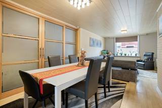 Deze ruime en veelzijdige eigendom biedt een bijzonder interessant potentieel voor wie op zoek is naar een woning met veel ruimte en verschillende gebruiksmogelijkheden. Dankzij de ruime indeling, de grote tuin en de goede bereikbaarheid is dit een eigendom die perfect kan worden afgestemd op de noden en wensen van de toekomstige eigenaar.<br /><br /><strong>Ligging:</strong> Deze eigendom bevindt zich in Beveren en geniet van een vlotte verbinding met het centrum en de omliggende gemeenten. Dankzij de nabijheid van de E403 en belangrijke invalswegen is zowel Roeselare als de ruimere regio vlot bereikbaar. In de directe omgeving bevinden zich verschillende handelszaken, scholen en andere dagelijkse voorzieningen. Een praktische ligging die rust en bereikbaarheid mooi combineert.<br /><br /><strong>Indeling van het pand:</strong><br /><u>Gelijkvloers</u>: Via de inkomhal komt u in de woon- en eetkamer met aansluitend de geïnstalleerde keuken. Verder beschikt het gelijkvloers over een berging en wasplaats. Daarnaast is er een uitzonderlijk ruime polyvalente ruimte van circa 144 m², die momenteel nog is ingericht als voormalig kinderdagverblijf en tal van mogelijkheden biedt. <br /><u>Eerste verdieping</u>: Op de eerste verdieping bevindt zich de nachthal met toegang tot drie ruime en lichtrijke slaapkamers en een badkamer. De slaapkamers bieden voldoende ruimte en kunnen naar eigen wens worden ingericht.<br /><u>Tweede verdieping</u>: De zolderverdieping is volledig geïsoleerd en afgewerkt en is bereikbaar via een vaste trap. Deze ruime extra verdieping biedt nog verschillende mogelijkheden, bijvoorbeeld voor het creëren van bijkomende kamers, een hobbyruimte, bureau of andere polyvalente ruimte.<br /><u>Buitenruimte</u>: De woning beschikt over een aangename, volledig omheinde tuin met aangelegd terras. Deze ruime buitenruimte vormt een mooie meerwaarde voor de woning en biedt voldoende plaats om te genieten van het buitenleven.<br /><br /><strong>Troeven:</strong>
<ul>
<li>Zeer ruime eigendom met een veelzijdige indeling.</li>
<li>Tal van mogelijkheden dankzij de verschillende polyvalente ruimtes.</li>
<li>Drie slaapkamers en een ruime zolderverdieping.</li>
<li>Grote, volledig omheinde tuin met terras.</li>
<li>Goede bereikbaarheid dankzij de nabijheid van de E403 en belangrijke invalswegen.</li>
<li>Ideaal voor wie op zoek is naar veel ruimte en flexibiliteit.</li>
</ul>
Bent u op zoek naar een ruime en veelzijdige eigendom met een grote tuin en tal van mogelijkheden? Contacteer ons kantoor voor meer informatie of plan een vrijblijvend bezoek via 051/201.400 of info@dicasa.be.