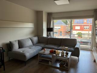 <strong>Te huur: gezellig appartement met 2 slaapkamers en garage in Wielsbeke.</strong><br /><br />Ontdek dit volledig gerenoveerd en lichtrijk appartement op een goed bereikbare locatie in Wielsbeke. Het beschikt reeds over gordijnen en elektrische zonnewering/screens. Nog een troef zijn de ingemaakte kasten in de slaapkamers. <em>Bij het appartement hoort ook een garage, inbegrepen in de huurprijs.</em><br /><br /><u><strong>Indeling:</strong></u><br />Inkomhal met gastentoilet, lichtrijke leefruimte met eetplaats, volledig ingerichte keuken, 2 volwaardige slaapkamers, badkamer met lavabo en bad/douche, berging met voorzieningen voor wasmachine en droogkast en 2 terrassen, waarvan een heel groot en zongericht terras achteraan.<br /><br /><u><strong>Indeling:</strong></u>
<ul><li>Energiezuinig - EPC B</li><li>Garage inbegrepen</li><li>Elektrische zonnewering</li><li>Ingemaakte kasten in de slaapkamers</li><li>Groot en zonnig terras</li></ul>
<br /><strong>Interesse in dit mooi appartement? Neem dan snel contact op met Indra voor een bezoek - 056/61.10.10.</strong>