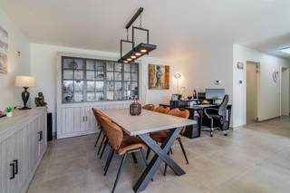 HET EERSTE BEZOEKMOMENT IS VOLZET. Bent u op zoek naar een instapklaar appartement met een unieke ligging? Dit recente gelijkvloerse...