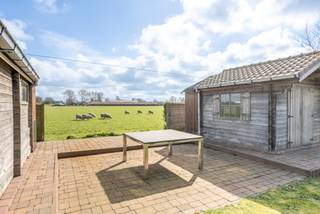 Vrijstaande bungalow-villa op een prachtig perceel van maar liefst 847 m² met een optimale zuidwest oriëntatie. Op het perceel zijn er 2...