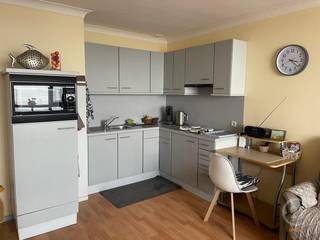 In Residentie Royal Palace bevindt zich dit verzorgd gelijkvloersappartement van het type doorloper. Het appartement beschikt over een lichtrijke open leefruimte met keuken, één slaapkamer, een badkamer met douche en een apart toilet. Dankzij de praktische indeling en de aangename lichtinval is dit de ideale uitvalsbasis aan zee, zowel als vaste woonst, tweede verblijf of investering. Gelegen op een uitstekende locatie vlak bij strand, winkels en openbaar vervoer.