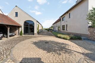 Deze eigendom is ideaal gelegen in een groene en rustige omgeving in Meise, met een uitstekende bereikbaarheid richting Brussel.Het karaktervolle...