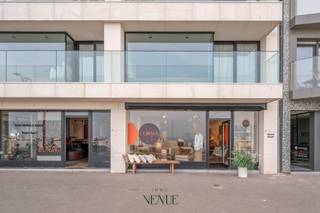 Standingvol handelspand gelegen op een interessant commercieel deel van de Zeedijk-Het Zoute vlakbij het Albertplein & Kustlaan. <br /><br />Enkele winkels in de nabije omgeving: Scapa, Scapa Home, Gallery Sigurd Tanghe, Gallery Samuel Vanhoegaerden,... <br /><br />Het pand leent zich voor verschillende doeleinden met uitzondering van horeca. <br />Zuivere verkoop. Geen overdracht aandelen, etc. <br />Geen overname.