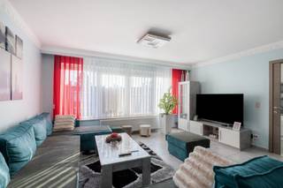 <p><span>Op zoek naar een modern en gezellig appartement op een rustige, maar vlot bereikbare locatie? Dan is dit pareltje in Deurne-Zuid precies wat je zoekt! Gelegen op de tweede verdieping van een klein gebouw, werd dit appartement volledig gerenoveerd en afgewerkt met een hedendaagse, stijlvolle uitstraling.</span></p><p><span> </span></p><p><span>Wat mag je verwachten?</span></p><p><span>Een ruime inkomhall met praktische ingemaakte kast</span></p><p><span>Een lichtrijke living dankzij de grote raampartijen</span></p><p><span>Een aparte, volledig ingebouwde keuken met alle toestellen om naar hartenlust te koken en veel opbergruimte (nieuw van 2020)</span></p><p><span>Twee comfortabele slaapkamers, waarvan één met rechtstreekse toegang tot het terras achteraan</span></p><p><span>Een volledig vernieuwde badkamer met douche, lavabo en toilet</span></p><p><span>Extra troef: bij het appartement hoort de helft van de garage onder de vorm van een staanplaats </span></p><p><span> </span></p><p><span>Bijzonderheden</span><span>:</span></p><p><span>EPC Energielabel C - 230 kwh/(m² jaar)</span></p><p><span>De elektriciteit is conform</span></p><p><span>CV is individueel op gas met nieuwe ketel van 2020</span></p><p><span>Vaste kosten:  140/jaar (inbegrepen: minuterie gang, water)</span></p><p><span>P-score: A</span></p><p><span>G-score: A</span></p>