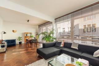 <p>ENKEL BEZOEKEN MOGELIJK DOOR ONDERSTAANDE LINK VOLLEDIG EN CORRECT IN TE VULLEN:<strong><br /></strong>https://mijnhuurprofiel.be/property/e5a2f649-d959-4165-8815-0714b4e5dc1e/login<strong><br /><br />Charmant en ruim appartement met 3 kamers op toplocatie (2018 Antwerpen)</strong></p>
<p>Gelegen in de gegeerde Van Schoonbekestraat in Antwerpen 2018 bevindt zich dit ruim en karaktervol appartement op de eerste verdieping van een kleinschalig en verzorgd gebouw. Deze rustige straat combineert een aangename woonomgeving met een uitstekende bereikbaarheid en nabijheid van winkels, openbaar vervoer en belangrijke invalswegen.</p>
<p>Bij het binnenkomen wordt u verwelkomd in de inkomhal met prachtig mozaïekparket en een praktische ingebouwde vestiairekast. Deze authentieke elementen zetten meteen de toon voor de rest van het appartement.</p>
<p>De leefruimte is ruim en gezellig, afgewerkt met een warme donkerbruine parketvloer die zorgt voor een huiselijke sfeer. De indeling maakt het een aangename plek om te wonen en te ontspannen.</p>
<p>De keuken is functioneel ingericht en biedt alle nodige comfort. Aansluitend bevindt zich een winterterras dat werd ingericht als praktische bergruimte met aansluiting voor een wasmachine — een bijzonder handige en veelzijdige extra ruimte.</p>
<p>Het appartement beschikt over drie kamers, waarvan één perfect kan dienen als bureau, dressing of hobbyruimte. De twee andere kamers zijn volwaardige slaapkamers en bieden voldoende ruimte en comfort.</p>
<p>De badkamer is uitgerust met een inloopdouche en lavabo. Daarnaast is er een apart gastentoilet aanwezig.</p>
<p><strong>Extra troeven:</strong></p>
Gelegen in de gegeerde Van Schoonbekestraat <br />Prachtige gemeenschappelijke tuin<br />Veel lichtinval en groen uitzicht<br />Garage optioneel bij te huren (€150/maand)<br />Gemeenschappelijke kosten: provisie van €235/maand (incl. verwarming en water)<br />
<p><strong>Een ruim en praktisch appartement op een toplocatie, ideaal voor wie comfortabel en rustig wil wonen in de stad.<br /></strong><br />Voor meer informatie of een discrete bezichtiging kan u contact opnemen met Xander via xander@reds.be<strong><br /></strong></p>