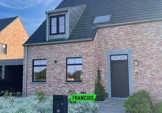 Deze instapklare woning biedt de perfecte combinatie van rust, modern comfort en duurzaamheid. Met drie ruime slaapkamers is dit de ideale...