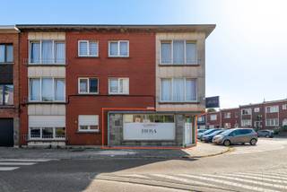 Zichtbaar, charmant en vol mogelijkheden – dit hoekhandelspand op een gezellig pleintje is een unieke kans voor wie ondernemen wil combineren...