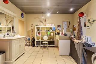 <p><span>Deze gunstig gelegen commerciële ruimte maakt deel uit van een kleinschalige residentie uit 2001 en bevindt zich vlak bij het centrum van Wachtebeke. Dankzij de commerciële ligging geniet het pand van een uitstekende zichtbaarheid, terwijl de straat voldoende parkeergelegenheid biedt voor zowel klanten als medewerkers.Bij het betreden van de ruimte komt men via de inkomhal langs een etalage en bereikt men verschillende afzonderlijke kamers, waaronder een ruimte die momenteel ingericht is met een zonnebank, een tweede ruimte voorzien van douche, sauna en toilet, en een open zone met twee cabines. Vandaag doet het pand dienst als volledig ingericht schoonheidssalon, een invulling die nog minstens twee jaar behouden blijft.De elektrische installatie voldoet aan de geldende normen en het pand beschikt over een EPC-label C. Optioneel kan er een aparte garagebox worden aangekocht voor 25.000. Daarnaast bestaat de mogelijkheid om een tweede handels- of kantoorruimte bij te nemen. Wanneer beide eenheden worden samengevoegd, ontstaat er een bruikbare vloeroppervlakte van 171 m², mits het verkrijgen van de vereiste stedenbouwkundige vergunningen.</span></p><p><span>Voor meer informatie of een bezoek kan u contact opnemen met Mathias via 0472 60 91 51 of per e-mail op mathias@pattymo.be.</span></p>