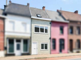<strong>GUNSTIG GELEGEN RIJWONING</strong> met <strong>VIER SLAAPKAMERS</strong> en vlotte bereikbaarheid nabij <strong>CENTRUM RONSE</strong>. De woning is voorzien van <strong>RECENTE HOOGRENDEMENTSBEGLAZING</strong>, centrale verwarming op aardgas en behaalt een EPC-label D, waardoor er <strong>GEEN RENOVATIEVERPLICHTING</strong> geldt. Via de inkomhal komt u in de <strong>GEZELLIGE LEEFRUIMTE</strong> met aansluitend de open keuken, waardoor een aangenaam en praktisch geheel ontstaat. Op het gelijkvloers bevinden zich bovendien een <strong>APART BUREEL /SALON</strong>, wasplaats, douchekamer en afzonderlijk toilet. Op de eerste verdieping zijn <strong>TWEE VOLWAARDIGE SLAAPKAMERS</strong> ondergebracht. Via een <strong>VASTE TRAP</strong> bereikt u het zolderverdiep, waar nog <strong>TWEE EXTRA KAMERS</strong> werden ingericht. Daarnaast beschikt de woning over een kleine kelder die extra bergruimte biedt. Op <strong>WANDELAFSTAND VAN HET STATION EN NABIJ WINKELS, SCHOLEN EN OPENBAAR VERVOER</strong> geniet deze woning van een centrale ligging die zowel <strong>STARTERS ALS INVESTEERDERS</strong> zal aanspreken.<br /><br />Adres: Beukenlaan 6 te Ronse<br /><br />Geen renovatieplicht; P-score: A, G-score: A; Bestuursmaatregelen in maatregelenregister: neen.