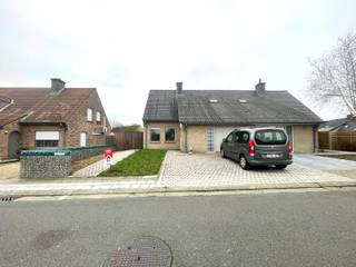 Ruime woning met veel lichtinval .Op het gelijkvloers bevinden zich de lichtrijke leefruimte, ruime keuken, garage met elektrische poort, tuin met...