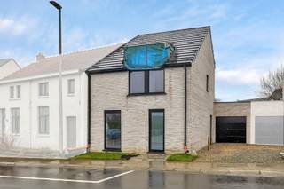 <p>Voor meer info of een bezoek, bel 053 59 49 34 - Op een gunstige locatie te Ternat bevindt zich deze <strong>nieuwbouwwoning</strong>. Verschillende faciliteiten (scholen, openbaar vervoer, winkels, centrum Ternat, ..) bevinden zich in de nabije omgeving. De E40 richting Brussel en Gent is vlot bereikbaar. <strong>De woning wordt volledig afgewerkt, exclusief de aanleg van de tuin.</strong> Binnenkomen doen we in de inkomhal waar zich de gastentoilet bevindt. Verder vinden we op het gelijkvloers een gezellige woonkamer met aansluitend de keuken en de <strong>inpandige garage</strong>. Het eerste verdiep telt <strong>twee slaapkamers</strong> en een badkamer. De zolder is toegankelijk met een vaste trap en kan dienst doen als <strong>derde slaapkamer</strong>. <strong>De woning wordt in totaliteit verkocht onder 21% BTW. </strong>(Maatregelen opgenomen in het maatregelenregister: nee)</p>