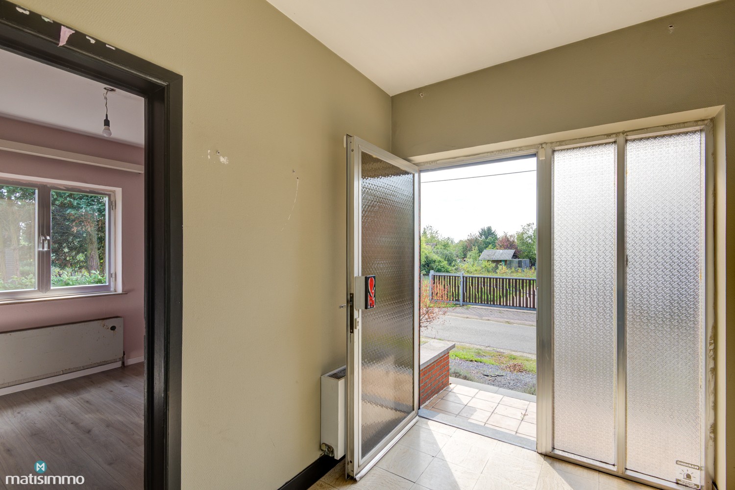RUIME, GELIJKVLOERSE WONING (VOLLEDIG ONDERKELDERD), MET GARAGE EN TUIN NABIJ CENTRUM GENK - foto 4