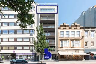 <p>Dit recent appartement (bouwjaar 2014) met een gunstig EPC-label B is centraal gelegen, op wandelafstand van winkels, openbaar vervoer en diverse andere voorzieningen.<br /><br />De ruime en lichtrijke leefruimte geniet van veel natuurlijk licht dankzij het grote schuifraam, dat uitgeeft op het terras aan de voorzijde.<br />De open, volledig ingerichte keuken sluit naadloos aan op de leefruimte en creëert een aangenaam, open woongevoel.<br /><br />Het appartement beschikt over twee volwaardige slaapkamers waarvan één met ingemaakte kasten. In beide slaapkamers zijn er rolluiken voorien. <br />Er is een comfortabele badkamer met een prachtige inloopdouche en een praktische berging met plaats voor een wasmachine.<br /><br />Op het gelijkvloers bevindt zich een gemeenschappelijke fietsenberging en aparte berging die hoort bij dit appartement.<br /><br />Een ideale opportuniteit voor wie op zoek is naar een comfortabele eigen woning of een interessante investering.</p>