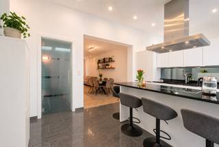 Located just a stone's throw from the Bourgoyen-Ossemeersen nature reserve, this move-in ready and energy-efficient home awaits. The property...