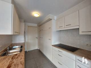 Mooi appartement ( 73m² ) op de 2de verdieping met 1 slaapkamer, terras en carport in het centrum van Lommel!<br /><br /><strong>BIJZONDERHEDEN:</strong><br />- Kelderberging aanwezig<br />- Gemeenschappelijke kost €50/maand<br />- Beschikbaar vanaf 1/12/2026 <br /><br /><strong>INDELING:</strong> Inkomhal, woonkamer, keuken, berging, badkamer, toilet, slaapkamer<br />
<p>Indien u een bezichtiging wenst, gelieve u hieronder kandidaat te stellen.<br />Zodra een bezichtiging mogelijk is, zullen we u contacteren voor een afspraak.<br /><br /><span>Door de grote toestroom van huuraanvragen, zijn we niet in de mogelijkheid iedereen persoonlijk te beantwoorden, indien u binnen 10 dagen geen reactie van ons heeft ontvangen, komt u niet in aanmerking voor dit pand.</span></p>