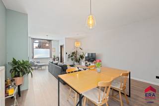 [[ DIT PAND NEEMT DEEL AAN DE ERA OPEN HUIZEN DAG OP 14/3 VAN 13:00 TOT 14:00 ]]
<p>Op zoek naar een <strong>instapklare woning </strong>met <strong>3 slaapkamers</strong> en multifunctionele ruimte in een rustige buurt <strong>nabij alle voorzieningen</strong>? Deze woning vlak bij het centrum van Herdersem (Aalst) is zeker een bezoek waard.</p><p><br /></p><p>De inkomhal leidt naar een <strong>lichtrijke leefruimte</strong> met eetplaats en gezellige inbouwhaard. Aansluitend bevindt zich de keuken met toegang tot een functionele berging/wasplaats, voorzien van lavabo, douche en toilet.</p><p>Achteraan de woning bevindt zich een <strong>ruime veranda</strong> met een aangenaam zicht op de<strong> tuin met terras</strong> – ideaal om het hele jaar door te genieten. De tuin is bovendien bereikbaar via een <strong>overdekt zijpoortje</strong>, handig voor fietsen, tuinmateriaal of vuilnisbakken.</p><p><br /></p><p>Op de eerste verdieping vindt u twee volwaardige slaapkamers (16 m² en 20 m²) en een <strong>moderne badkamer</strong> met <strong>inloopdouche, dubbele lavabo en toilet</strong>. De tweede verdieping, bereikbaar via een vaste trap, herbergt de <strong>derde slaapkamer (20 m²) met dressing (6 m²)</strong></p><p><br /></p><p>Een absolute meerwaarde is het<strong> multifunctioneel bijgebouw werkhuis van maar liefst 55 m²</strong>, bereikbaar via de tuin. Dit bijgebouw is verdeeld over twee verdiepingen met vaste trap en biedt tal van mogelijkheden: hobbyruimte, speelruimte, atelier, opslag, etc.</p><p><br /></p><p>Dankzij de <strong>uitstekende ligging</strong> nabij scholen, openbaar vervoer en met een vlotte verbinding naar het centrum van <strong>Aalst</strong>, combineert deze woning rust, ruimte en bereikbaarheid op een ideale manier. In het straat kan je gratis parkeren.</p><p><br /></p><p>Interesse? Contacteer ons gerust voor een bezoek op het telefoonnummer 053 41 40 25! </p>