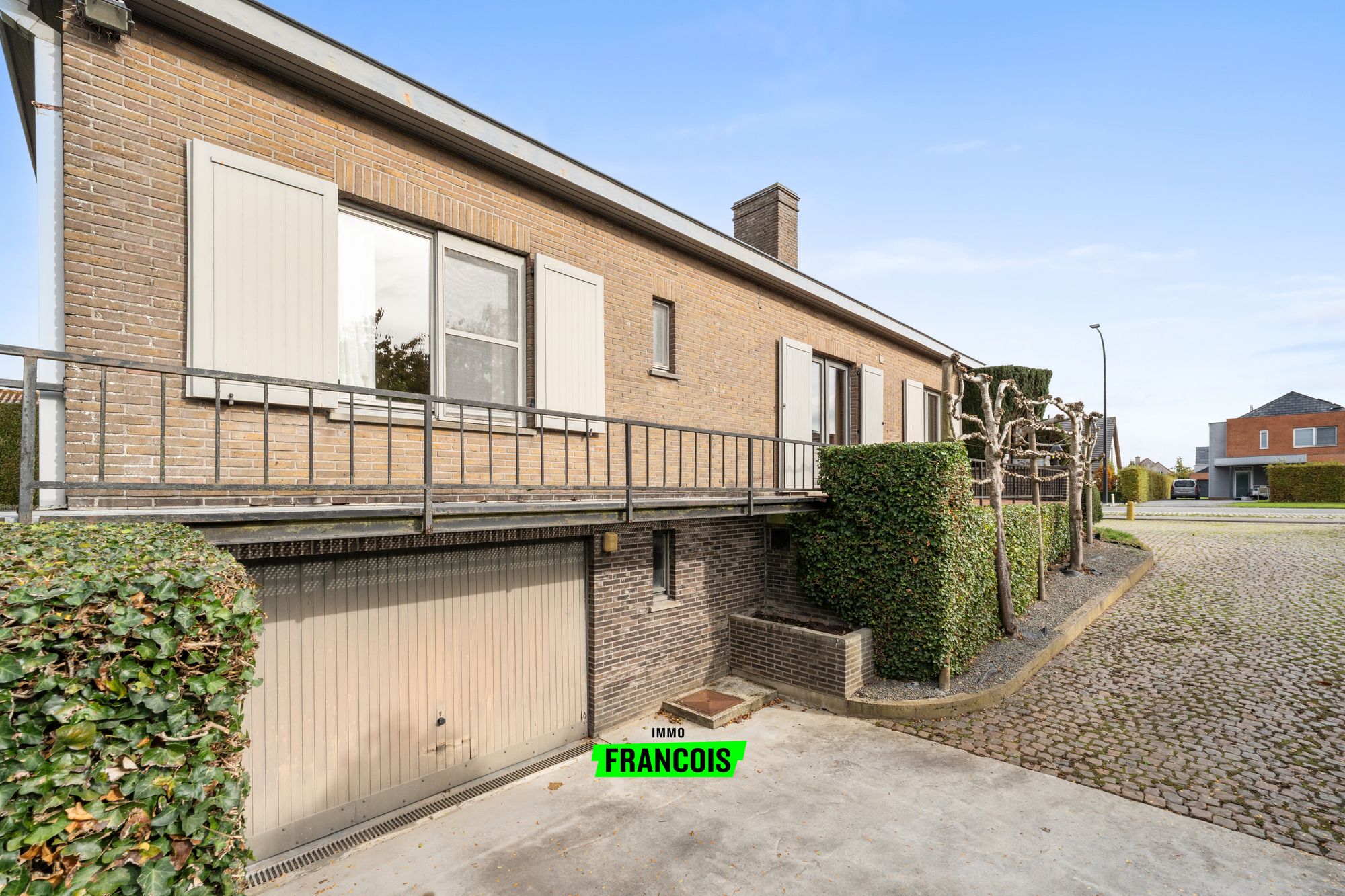 Uiterst degelijke woning met veel potentieel op een riant perceel in Watervliet. - foto 1