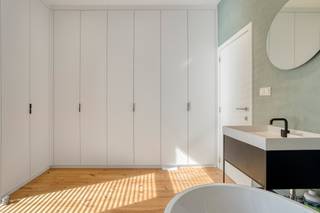<br />Statig, ruim en instapklaar wonen vlak bij Gent-Sint-Pieters<br />Een woning met karakter, verrassend veel ruimte en een ligging die moeilijk te overtreffen is: welkom in de Knokkestraat 51. Deze statige, uitstekend onderhouden rijwoning ligt pal bij station Gent-Sint-Pieters. Trein, tram en bus, winkels en dagelijkse voorzieningen vind je vlakbij. (Mobiscore 9,5!)<br /><br />Via de inkomhal bereik je een praktische berging en wasplaats en een eerste volwaardige badkamer met inloopdouche en toilet. Verderop vormen de volledig uitgeruste open keuken, eetplaats en woonkamer het hart van de woning. Een groot schuifraam brengt licht binnen en geeft uit op het gezellige, ruime stadsterras.<br /><br />De eerste verdieping biedt een ruime slaapkamer, een tweede badkamer met designligbad en toilet én een zonnig dakterras. Op de tweede verdieping liggen nog twee slaapkamers. Een ervan is ingericht over twee niveaus, met een apart slaapgedeelte bovenaan: een originele indeling met tal van mogelijkheden.<br /><br />Kwalitatieve ingemaakte kasten doorheen de hele woning zorgen voor uitzonderlijk veel opbergruimte. Met haar verzorgde staat, royale ruimtes en twee buitenplekken is dit een instapklare stadswoning om meteen van te genieten.