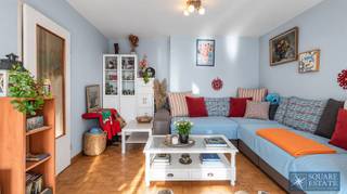 <p><span>Square Estate presenteert u dit appartement met 2 slaapkamers, gelegen in Jette op de 17e verdieping van een mede-eigendom, met een vrij uitzicht en veel natuurlijke lichtinval.</span></p><p><span>Het appartement bestaat uit een inkomhal met ingebouwde kasten, een ruime woonkamer met toegang tot een groot terras, een ingerichte keuken, twee slaapkamers, een doucheruimte en een nachthal.</span></p><p><span>Daarnaast beschikt het appartement over een kelder en een garagebox, wat extra opbergruimte en parkeergelegenheid biedt.</span></p><p><span>Aanvullende informatie:</span></p><ul><li><span>EPC: D</span></li><li><span>Kadastraal inkomen: 1.246</span></li><li><span>Elektrische installatie niet conform</span></li></ul><p><span>Dankzij de ligging op een hoge verdieping, het ruime terras en de praktische indeling vormt dit appartement een mooie opportuniteit, zowel voor eigen bewoning als voor investering.</span></p><p><span>Voor bijkomende informatie of om een bezoek te plannen, kunt u contact opnemen met Square Estate via 02/460.42.01 of per e-mail via <span>info@square-estate.be</span></span></p>