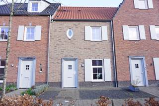 Uitstekend onderhouden en instap klare tussenwoning met voor- en op het zuidoosten gelegen achtertuin met berging. De woning is gelegen in...