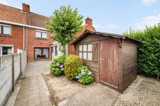 Te koop: woning met garage en uitweg in OostrozebekeIn Oostrozebeke bevindt zich deze op te frissen woning met een praktische indeling, garage en handige uitweg achteraan. Een ideale opportuniteit voor wie een woning volledig naar eigen smaak wil renoveren.Wat maakt dit pand uniek?Via de inkomhal bereikt u de leefruimte met aansluitende eetplaats en de keuken, die volledig naar eigen wens kan worden ingericht. Daarnaast nog een badkamer. Boven vindt u drie slaapkamers. Daarnaast beschikt de woning over een kelder en een ruime zolder, ideaal als extra bergruimte of met potentieel voor verdere inrichting.Een absolute troef is de uitweg achteraan, die rechtstreeks toegang geeft tot de garage en zorgt voor extra parkeergemak.Voor wie is dit ideaal?Ideaal voor mensen die op zoek zijn naar een woning met veel potentieel op een rustige ligging in Oostrozebeke.Te koop via Immo Beguin, jouw vastgoedexpert sinds 2009, met kantoren in Ronse, Waregem, Kortrijk, Deinze, Doornik en Lessines.Meer info of bezoek aanvragen via: luna@immobeguin.be