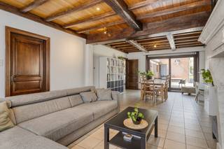 Halfopen huis met 3 kamers te koop in Ooigem. Het huis is gelegen op een perceel van ca. 965m² en geniet van een gunstige ligging. Reeds een goede basis: structureel in orde, klaar voor afwerking. Ruime zolder met vaste trap die nog kan afgewerkt worden naar twee slaapkamers.INDELINGGelijkvloers:Inkomhal - lichtrijke leefruimte met eetkamer - volledig ingerichte keuken - kelder - wasberging (douche, toilet) - grote tuin met toegang tot de gemetste garage - nieuwe afsluiting met poort1e verdiep:Slaapkamer 1 - slaapkamer 2 - slaapkamer 3 - badkamer (dubbele lavabo, bad, toilet)2e verdiep:Zolderruimte met vaste trap en veel potentieel (twee slaapkamers)ALGEMENE INFO- CV stookolie- regenput 3.000L- oprit met toegang tot gemetste garage (dubbel)- ruime zolderruimte- nieuwe afsluiting met poort aan straat- gunstige liggingDit pand is onderworpen aan de renovatieverplichting van de Vlaamse overheid voor residentiële gebouwen (behoudens bij sloop binnen 5 jaar na de aankoop). Consulteer voor meer informatie de website van het Vlaams Energie- en Klimaatagentschap via https://www.vlaanderen.be/een-woning-kopen/renovatieverplichting-voor-residentiele-gebouwen