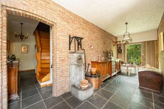 Te koop: Charmante woning in Pulle!VANAFPRIJS: 575.000€Bent u op zoek naar een woning waar u kunt genieten van rust, ruimte en een aangename leefomgeving? Dan stellen wij u graag deze charmante woning voor, gelegen op een prachtige locatie waar sereniteit centraal staat.Deze sfeervolle woning biedt een warme en uitnodigende uitstraling, gecombineerd met een rustige ligging te midden van groen. Hier kunt u dagelijks genieten van privacy, natuur en een ontspannen woonomgeving, terwijl voorzieningen en verbindingswegen vlot bereikbaar blijven.Kenmerken:Gezellige woning met comfortabele ruimtesDe ruime keuken sluit naadloos aan op de lichtrijke living, waardoor er een open en gezellige leefruimte ontstaat4 slaapkamers, 1 badkamer en toiletOppervlakte: 3362 m²Bewoonbare oppervlakte: 214 m²Locatie: Keulsebaan 20, 2243 PulleEen droomplek om te wonen!BIJZONDERHEDEN: Elektriciteit niet conform - Perceelscore A &amp; Gebouwscore A - Oppervlaktematen zijn indicatief volgens epc. Een verborgen parel op een prachtige locatie. Deze zonevreemde woning wacht op nieuwe eigenaars die haar opnieuw alle glans willen geven die ze verdient!Mis deze kans niet!Contacteer ons vandaag nog en ontvang als eerste informatie over deze prachtige woning.
