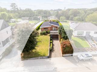 <p>[[ DIT PAND NEEMT DEEL AAN DE ERA OPEN HUIZEN DAG OP 19/9 VAN 13:00 TOT 14:00 ]]</p>

<p><strong>Op zoek naar een te moderniseren, goed onderhouden bungalow op een mooi perceel met een vlotte bereikbaarheid? Gevonden!</strong></p>

<p>Deze gelijkvloerse woning gelegen is op wandelafstand van het gezellige centrum van Onze-Lieve-Vrouw-Lombeek, de 2de mooiste gemeente van Vlaanderen. Onze-Lieve-Vrouw-Lombeek (en het Pajottenland) is gekend voor haar vele mooie wandel-en fietsroutes.<br /><br />Deze solide bungalow is gelegen op een ideaal zuid-west georiënteerd perceel waardoor je vanaf de middag kan genieten van de zon! Het recent vernieuwde en geïsoleerde dak vormt een extra belangrijke troef. Dankzij haar ideale ligging heb je steeds een vlotte verbinding naar Brussel, Ternat en Halle.<br /><br />De woning omvat een inkomhal met toegang tot de keuken, de leefruimte, de nachthal, een apart toilet en de kelderverdieping. De ruime leefruimte geniet van enorm veel natuurlijke lichtinval dankzij haar grote raampartijen. Via de nachthal met ingebouwde kasten bereik je de badkamer met ligbad en 3 slaapkamers. Tot slot beschikt deze woning over een grote kelder met plaats voor 2 wagens en stockageruimte.</p>

<p><strong>Is jouw interesse gewekt? Contacteer ons vandaag nog voor een bezoek!</strong></p>