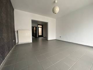 Ligging:<br />Centrale ligging met een vlotte verbinding naar de omliggende gemeenten. <br />Het centrum van Leopoldsburg, het station, de nodige winkels en scholen bevinden zich allemaal op zeer korte afstand van deze woning. <br /><br />Omschrijving: <br />De woonkamer sluit naadloos aan met de keuken. Deze keuken biedt doorgang naar een praktisch koertje dat uitkomt aan de achterzijde van het perceel. <br />Er is tevens een apart toilet en een voorraadkelder aanwezig. <br />Op de eerste verdieping bevindt er zich een badkamer met lavabo, ligbad en toilet alsook een ruime slaapkamer. <br />De vaste trap naar de tweede verdieping biedt doorgang naar de overige 2 slaapkamers. <br /><br />Er is parkeergelegenheid voor de woning. <br /><br />Extra:<br />- Elektriciteit goedgekeurd tot 2040<br />- Centrale verwarming via aardgas<br />- Geen renovatieverplichting van toepassing, EPC -label D<br />- Woning is verhuurd<br />- Interessant als investering<br /><br />Voor meer info of een bezoek contacteer ons via info@vastengoed.be of via 014/72 73 74.<br /><br />Wenst u een gratis schatting van uw eigendom? Contacteer ons vrijblijvend voor een afspraak!