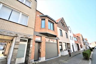 Ruime en instapklare bel etage woning met zonnige tuin, zeer goed gelegen in één van de meest begeerde straten vlakbij het centrum van Knokke. Deze woning werd volledig gerenoveerd in 2014 en omvat een inkomhal, grote garage met plaats voor 1 wagen, en verschillende fietsen, 3 slaapkamers, badkamer en douchekamer, mooie aangelegde Zuidgerichte tuin met gezellig zonneterras en bijgebouw/atelier. Op de verdieping bevindt zich een ruime leefkeuken voorzien van alle instrumenten, grote eetplaats en aparte zithoek. Tevens is er een 4e slaapkamer/bureel. Laat u verrassen door deze mooi afgewerkte woning verscholen achter ART DECO - gevel. Vrij vanaf 01/10/2026