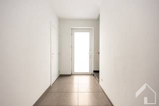 <p><span>Op zoek naar een ruime gezinswoning op een rustige en kindvriendelijke locatie? Deze verzorgde rijwoning met oprit en garage combineert comfort, ruimte en een aangename woonomgeving.</span></p><p><span>Via de inkomhal met gastentoilet betreedt u de lichtrijke leefruimte, die dankzij de open keuken een gezellige en uitnodigende leefomgeving vormt. De keuken is praktisch ingericht en voorzien van alle nodige toestellen. Hoewel deze perfect bruikbaar is, biedt ze op termijn zeker de mogelijkheid om te worden gemoderniseerd en volledig naar eigen smaak in te richten. Daarnaast beschikt de woning op het gelijkvloers over een praktische garage, die niet alleen plaats biedt aan uw wagen, maar ook extra bergruimte voorziet.</span></p><p><span>Op de eerste verdieping bevinden zich twee ruime slaapkamers, een apart toilet en een royale badkamer met inloopdouche, ligbad en modern badkamermeubel met dubbele wastafel. De tweede verdieping biedt nog twee volwaardige slaapkamers, aangevuld met een praktische wasplaats en een apart toilet. Met vier slaapkamers is er dan ook volop ruimte voor een gezin, thuiswerk of hobby's.</span></p><p><span>Ook buiten heeft deze woning heel wat te bieden. De gezellige tuin is de ideale plek om te ontspannen en te genieten van zonnige dagen. Achteraan zorgt een poortje naar de servitudeweg bovendien voor een extra praktische toegang.</span></p><p><span>Een ruime en instapklare gezinswoning met vier slaapkamers, garage, oprit en tuin, gelegen in een rustige en aangename omgeving. Ontdek zelf de vele troeven van deze woning!</span><span> </span></p><p><span>Plan je graag een bezoek? 0492/39.16.32 (Jelle) | info@immomk.be - ook voor een correcte waardebepaling kan u bij ons terecht.</span><span> </span></p><p><span><br /><br /></span></p>