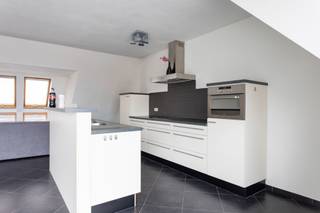 Dit ruime en lichtrijke appartement op de tweede verdieping bereik je via de gemeenschappelijke inkomhal met trap of lift. Bij het binnenkomen word...