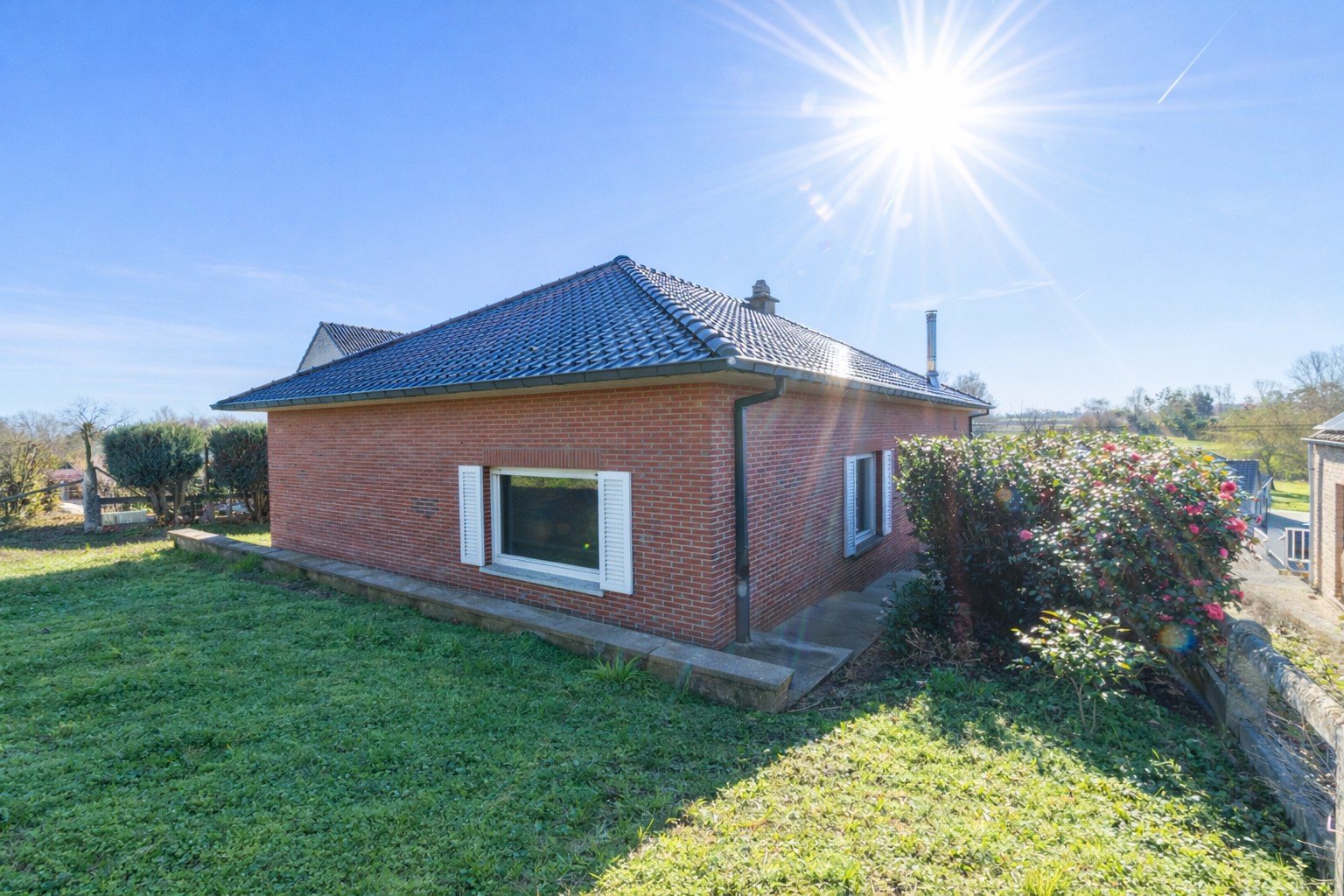 Eengezinswoning met 3 slaapkamers, garage, terras en tuin - foto 3
