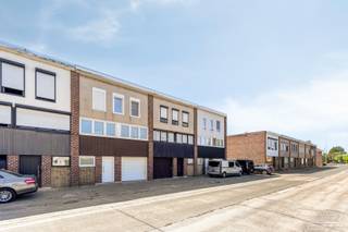 <p>Deze woning biedt heel wat ruimte en werd de voorbije jaren op verschillende vlakken vernieuwd. Met onder meer drie slaapkamers, een inpandige garage, een vernieuwd en volledig geïsoleerd dak en een recente badkamer vormt deze woning een interessante basis voor wie op zoek is naar een praktische gezinswoning.<br /><br />Op het gelijkvloers bevinden zich de <strong>inkomhal</strong>, een <strong>berging </strong>onder de trap, de vernieuwde <strong>badkamer</strong> en een ruime inpandige garage van ca. 23 m² met elektrische poort. Vanuit het gelijkvloers is er toegang tot de <strong>tuin</strong>, waar zich eveneens een <strong>tuinhuis</strong> bevindt. Achteraan de woning werd een luifel voorzien. Een bijkomende troef is het <strong>poortje achteraan de tuin</strong>, waardoor de tuin ook rechtstreeks langs achter toegankelijk is.<br />De eerste verdieping vormt de leefverdieping en omvat de <strong>living</strong>, <strong>eetkamer</strong> en <strong>keuken</strong>. De keuken is uitgerust met een nieuwe kookplaat en oven, een ingebouwde koelkast en een vernieuwde vaatwas. Op deze verdieping zijn bovendien elektrische <strong>rolluiken</strong> aanwezig. Op de tweede verdieping bevinden zich de <strong>drie slaapkamers </strong>waarbij ook deze ramen voorzien zijn van rolluiken.<br /><br />De woning onderging reeds verschillende belangrijke vernieuwingen. Zo werden de badkamer en waterleidingen vernieuwd, zijn er aan de voorzijde nieuwe ramen geplaatst en werd het dak drie jaar geleden volledig vernieuwd en geïsoleerd.<br /><br />Interesse om deze woning aan te kopen? Schrijf je in voor het bezoekmoment op 4 of 9 september<br />Inschrijven kan via onze website op de zwarte knop 'schrijf je in'. Heb je verder vragen? Stel ze via sarah@maesconceptimmo.be.</p>