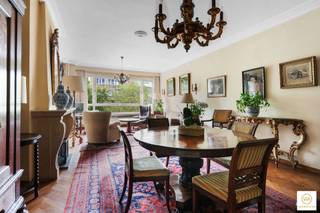 <p><span>Het groene Stadspark om de ene hoek en het theaterplein om de andere hoek. Het Centraal Station, gezellige markten en trendy restaurants op korte afstand maakt dat dit stadsappartement een echte aanrader is. Dit prima onderhouden doch op te frissen appartement van ca 110 m² bew.opp. is prima ingedeeld met een lichte leefruimte op parket aan de straatkant. Een te vernieuwen keuken en badkamer, vestiare en gastentoilet. Drie volwaardige kamers aan de achterzijde. Een gemeenschappelijke fietsenstalling beneden en ook voor uw wagen is er een oplossing. Deze kan je kwijt op een huurplaats in de ondergrondse parking van de Nationale Bank (over je deur!).</span></p><p><span> Karaktervolle appartement op een topligging!</span></p>