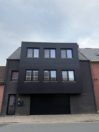 Modern en lichtrijk appartement te koop in het centrum van Stabroek.<br /><br />Dit verzorgd en instapklaar appartement biedt alles wat je nodig hebt voor comfortabel wonen.<br /><br />Indeling:<br />- Ruime en lichte woonkamer met toegang via een schuifraam naar het terras.<br />- Moderne volledig ingerichte keuken met oven, combi-oven en vaatwasmachine.<br />- 2 kamers waarvan 1 slaapkamer en een mogelijkheid tot een 2de slaapkamer.<br />- Moderne badkamer met 2 lavabo's, inloopdouche en toilet.<br />- Wasplaats met een 2de toilet.<br />- Zolder toegankelijk via uitschuifbare trap.<br />- Grote garage mogelijkheid om 2 auto's in te zetten deze deel je wel met de onderburen en een ruime berging die op slot kan.<br /><br />Troeven van het appartement:<br />- Instapklaar en goed onderhouden.<br />- Gunstige EPC.<br />- Rolluiken vanachter. <br />- 2 toiletten. <br />- Vlakbij centrum dichtbij winkels, openbaar vervoer en autosnelweg.<br />- Ideaal voor starters en koppels.<br /><br />Dit appartement combineert comfort, stijl en een goede ligging. Perfect voor wie zorgeloos wil wonen.<br /><br />Interesse?<br />Neem gerust contact op voor meer informatie of om een bezoek in te plannen.