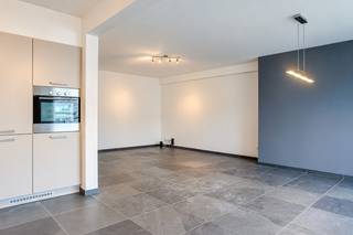 Bent u op zoek naar 2 slaapkamer appartement met extra polyvalente ruimte? Dan is dit precies wat u zoekt!<br />Dit appartement bevindt zich op de vijfde verdieping (met lift) op een centrale locatie! <br /><br />Indeling:<br />U komt binnen in de centraal gelegen inkomhal met vestiaire. Onmiddellijk rechts vindt u het apart toilet met handenwasser en de aansluiting voor wasmachine en droogkast. Tegenover de inkom is er een polyvalente ruimte die kan dienen als een bureau of dressing. <br />Vanuit de inkomhal kan u links doorlopen naar de twee slaapkamers en de badkamer met enkel lavabomeubel, ligbad, toilet en handdoekradiator. <br /><br />Tot slot bereikt u vanuit de inkomhal de grote leefruimte met veel lichtinval en aansluitend een open keuken. De leefruimte geeft via het schuifraam toegang tot het terras vooraan. De open keuken is volledig uitgerust met een microgolfoven, vaatwasmachine, oven, kookplaat en dampkap, enkele spoelbak, ingebouwde koelkast en diepvries. Ook via de keuken kan u het terras bereiken via het grote raam met een extra vliegenraam. <br /><br />Verder is er nog een privatieve kelderberging en een gemeenschappelijke fietsenstalling.<br /><br />De maandelijkse kosten bedragen €250/maand. Deze omvatten: provisie water, verwarming, onderhoud lift, minuterie en onderhoud gemene delen.<br /><br />Pluspunten:<br />-Ideale ligging: nabij openbaar vervoer, invalswegen, groen, …<br />-Privatieve kelderberging<br />-Gemeenschappelijke fietsenstalling<br />-Beschikbaarheid vanaf 01/11/2026