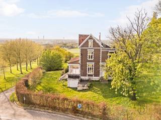 Charmant landhuis met een FANTASTISCH 240° UITZICHT, uniek gelegen aan de voet van het Kluisbos op een uitzonderlijk perceel van 2.936 m²...