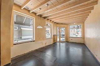 Top gelegen, op te frissen commerciële ruimte met woonst in het centrum van Deerlijk. Op het gelijkvloers bevindt zich een ruime handelsruimte...