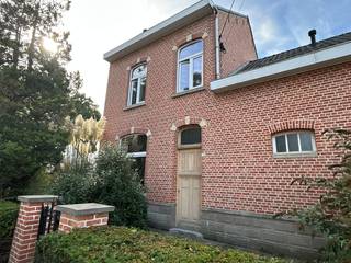 ! BEZOEKSTOP ! <br />Welkom in deze karaktervolle, vrijstaande woning waar hedendaags comfort en authentieke charme perfect samenkomen. Een ruime en sfeervolle thuis met onder meer 3 slaapkamers, een bureelruimte en verrassend veel bergruimte.<br />Op het ruime perceel geniet je van een mooie, zuidwestgerichte tuin met voldoende parkeermogelijkheden. Een extra troef die zorgt voor mogelijkheden én gemak.<br /><br />Gunstig gelegen, vlot bereikbaar en vooral: een bijzonder aangename plek om thuis te komen.<br /><br />🗝️ 𝗣𝗿𝗮𝗸𝘁𝗶𝘀𝗰𝗵𝗲 𝗵𝘂𝘂𝗿𝗶𝗻𝗳𝗼𝗿𝗺𝗮𝘁𝗶𝗲<br />Huurprijs: € 1 350 p.m. | Beschikbaar vanaf 1 december ‘26<br />Hwb: 3 maanden | EPC-label D<br />HC.: woninghuur (1 jaar overgaand in 9 jaar) <br />Plaatsbeschrijving door expert op gem. kosten (50/50) <br /><br />✨ 𝗗𝗶𝘃𝗲𝗿𝘀𝗲𝗻:<br />Centrale verwarming op gas met radiatoren | Individuele tellers E + G+ W <br />Draai- kiepramen in PVC met HR-beglazing | C.A. voor verhuur aanwezig <br />Tuinonderhoud ten laste van huurder - verhuurder zorgt voor jaarlijks snoeien van hagen<br />Plaatsbeschrijving door expert op gemeenschappelijke kosten (€ 248,05 incl. 21% BTW per partij.)<br /><br />📞 Interesse? Contacteer ons snel voor een bezoek via mail mét vermelding telefoonnummer: info@dekrem.be.<br />Bekijk meer info op onze website: www.dekrem.be.