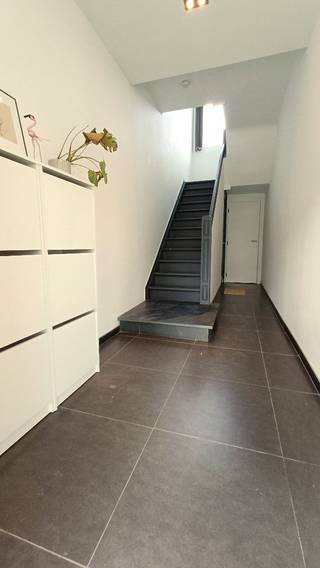 Ontdek deze prachtige woning gelegen in een rustig straatje in Tienen. Deze woning is ideaal voor wie op zoek is naar comfort en ruimte. Deze woning biedt een bewoonbare oppervlakte van maar liefst 188 m² en is gelegen op een perceel van 2are 95ca. Met drie ruime slaapkamers is er voldoende plek voor het hele gezin.<br /><br />De woning beschikt over een westelijk georiënteerde tuin, perfect om te genieten van de middag- en avondzon. Het terras nodigt uit tot gezellige barbecues en om heerlijk te ontspannen. De garage biedt niet alleen ruimte voor uw auto, maar ook voor extra opslag of als werkplaats. De woning is volledig onderkelderd. <br /><br />Binnen in de woning vindt u een goede indeling met een ruime woon-en eetkamer en een functionele open keuken voorzien van alle moderne toestellen en zicht op het groen. De badkamer is praktisch ingericht en biedt alles wat u nodig heeft. <br /><br />De EPC-waarde is energielabel D. Het pand is voorzien van 10 zonnepanelen en het dak is recent vernieuwd met nieuwe isolatie. <br /><br />Kortom, deze woning in Tienen is een uitstekende keuze voor wie op zoek is naar een ruime en praktische thuisbasis met een fijne buitenruimte. Graag een bezoek? Bel Marie 0492 64 65 72 of mail naar info@ledonimmo.be. Tot gauw ;)