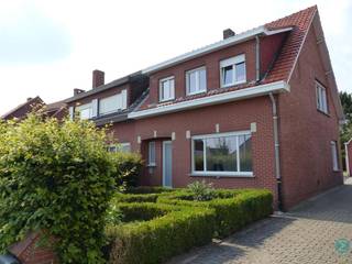 Half-vrijstaande deels gerenoveerde woning met 3 slaapkamers, garage en ingesloten tuin op wandelafstand van het centrum.Welkom in deze charmante...