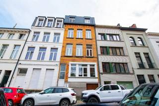 Dit vergund opbrengsteigendom met karaktervolle gevel werd in 2010 volledig vernieuwd, en bestaat uit 4 units en een ruime garage op het gelijkvloers. <br /><br />Locatie:<br />Het pand is gelegen in de Sanderusstraat, aan de kant van de Lange Lozanastraat. <br />De Harmoniewijk staat voor een rustige residentiële buurt, waar alles op wandel- of fietsafstand terug te vinden is. Gelegen om de hoek van tal van parken zoals het Koning Albertpark, het Stadspark etc.<br /><br />Indeling:<br />Glv: ruime garage, fietsenstalling en bergingen<br />1v: 1 slk appartement van 65m² , met leuk terras. EPC score 346 kWh/m², verhuurd aan 800 euro.<br />2v: studio van 42m², met open slaapruimte, EPC score 180 kWh/m², verhuurd aan 536 euro <br />3v: studio van 42m², met open slaapruimte, EPC score 163 kWh/m², verhuurd aan 650 euro<br />4v: studio van 42m², met open slaapruimte, EPC score 279 kWh/m², verhuurd aan 550 euro<br />Totale maandelijkse huur opbrengst van 2.536 €, met nog veel potentieel op. <br /><br />Bijzonderheden:<br />Zeer interessant opbrengsteigendom met stabiele huurders en een heel goede locatie. <br />Basisakte en kadastrale opdeling aanwezig.<br />Alle units hebben aparte meters voor gas en elektriciteit. <br />Cv op gas met combi-ketels, ramen met dubbele beglazing.<br />Dak geïsoleerd. In 2024 werd de volledige achtergevel geïsoleerd en opnieuw bezet. <br />Ook de dakgoten en regenpijpen werden vervangen. <br /><br />Verplichte vermeldingen:<br />- Stedenbouw in aanvraag.<br />- P &amp; G-score: D.