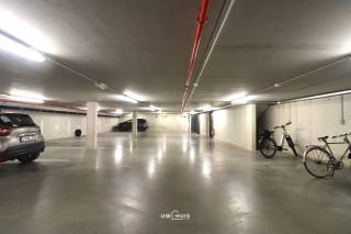 Bent u opzoek naar een ondergrondse autostaanplaats, in het centrum van Bornem?<br />Lees en kijk dan snel even verder!<br /><br />Deze autostaanplaats wordt beveiligd door een automatische poort die telkens (automatisch) afgesloten wordt. <br />Uw auto kan dus veilig geparkeerd worden, in het centrum van Bornem!<br /><br />Deze autostaanplaats is onmiddellijk beschikbaar. 