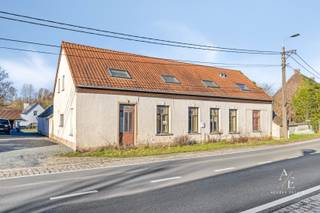 Op een uitzonderlijke ligging, vlakbij de prachtige Merelbeekse Bossen en tussen de charmante dorpen Melsen en Munte, bevindt zich deze karaktervolle hoeve op een ruim perceel van maar liefst 935 m², gelegen in woongebied met landelijk karakter. Hier geniet je van rust, natuur en ruimte, terwijl je toch vlot verbonden blijft met de omliggende gemeenten. BEZOEKMOMENT ZATERDAG 28/03 OP AFSPRAAK - 0475/20.55.35. De woning, oorspronkelijk gebouwd in 1850, beschikt over een bewoonbare oppervlakte van ca. 235 m² en biedt een unieke combinatie van authenticiteit en renovatiepotentieel. Dit pand vormt de ideale basis voor wie droomt van een karaktervolle woning die volledig naar eigen smaak kan worden ingericht. Het perceel beschikt vandaag reeds over ruime parkeermogelijkheden en biedt bovendien diverse mogelijkheden voor verdere optimalisatie en herinrichting, eventueel na afbraak van de bestaande bebouwing, met het oog op het realiseren van twee halfopen woningen conform de geldende bouwvoorschriften. Dit pand is een totaal renovatieproject en vormt een buitenkans voor handige kopers, investeerders of liefhebbers van authentieke hoeves die hun eigen woonverhaal willen creëren op een toplocatie. Gelijkvloers: via de inkomhal betreed je de ruime leefruimte waar licht en ruimte centraal staan. Verder bevinden zich op dit niveau twee geïnstalleerde keukens, twee badkamers (beide voorzien van ligbad, lavabo en toilet), één slaapkamer in het zijgedeelte en een praktische berging achteraan. Eerste verdieping: de eerste verdieping omvat één slaapkamer en biedt daarnaast nog meerdere open ruimtes die verder afgewerkt kunnen worden tot extra slaapkamers, een bureau of hobbyruimte. <br />Troeven:<br />- Rustige topligging tussen Melsen en Munte, vlakbij de Merelbeekse Bossen<br />- Ruim perceel van 935 m² met zuidwestgerichte tuin<br />- Karaktervolle hoeve van 235 m² met tal van mogelijkheden<br />Bent u net zoals ons gecharmeerd door deze knappe hoeve? Contacteer ons!