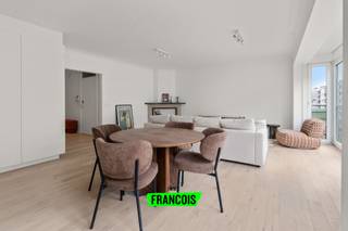 Exclusief wonen aan de Van Iseghemlaan te centrum Oostende<br /><br />Op de 4de verdieping van Van Iseghemlaan 126 bevindt zich dit prachtige appartement, dat in 2025 volledig werd gerenoveerd. De afwerking is hoogwaardig en tot in de puntjes verzorgd, met elegante parketvloeren, verfijnde sierlijsten, een luxueuze regenwaterdouche en een open, volledig uitgeruste keuken met moderne toestellen.<br /><br />Dankzij de gevelbreedte van bijna 8 meter geniet de leefruimte van een uitzonderlijke lichtinval en straalt het appartement ruimte en klasse uit. Verder beschikt het appartement over twee ruime slaapkamers, een gunstig EPC-label en maakt het deel uit van een gebouw in uitstekende staat.<br /><br />De ligging is een absolute troef: in het hart van Oostende, op wandelafstand van zee, winkels, horeca en het bruisende stadsleven.<br /><br />👉 Ideaal voor wie comfortabel en stijlvol wil wonen op een centrale ligging. Een echte buitenkans in Oostende.