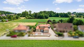 In een rustige straat in Scherpenheuvel-Messelbroek ligt deze goed onderhouden gezinswoning op een perceel van 1905 m².De woning bevindt zich op...