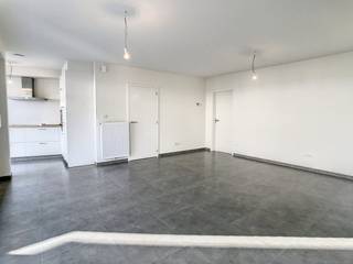 Maison mitoyenne moderne de nouvelle construction avec 3 chambres, jardin et place de parking sous un abri d'auto à louer à Oostkamp. Cette maison bénéficie d'un emplacement très central, à proximité des commerces, à la frontière avec Assebroek et Sint-Michiels.Bâtiment mitoyen composé de 2 étages avec grenier entièrement isolé. Cette maison fait partie d'un nouveau projet de construction composé de 6 maisons et de 2 maisons superposées. La maison a été construite avec des matériaux de haute qualité.Disposition :Général : hall d'entrée avec toilettes invités - salon (30 m²) avec cuisine ouverte (7 m²) avec réfrigérateur-congélateur, lave-vaisselle, plaque vitrocéramique, four (tous les appareils SMEG), double évier - débarras (1) avec raccordement pour machine à laver - depuis le salon lumineux, vous avez un accès direct à la terrasse paysagée (20m²) par la fenêtre coulissante - place de parking sous le carport incluse.1°V. : hall de nuit - 3 chambres (14 m² - 15 m² - 16 m²) - salle de bain avec baignoire, douche et double vasque - toilettes séparées - débarras (2) avec raccordement pour machine à laver - 2°V. : grenier spacieux (33 m²) Dans l'ensemble :- prix de location : 1 100,00 €/mois- gratuit à partir du 01/12/2024Le moyen le plus rapide pour visiter cette propriété ? Demandez votre visite via le bouton rose de notre site web (www.dewaele.com) et Axelle, notre experte en location, vous contactera. Les rendez-vous ne peuvent pas être pris par téléphone. Si vous avez d'autres questions, vous pouvez nous contacter par téléphone au 050 444 999.